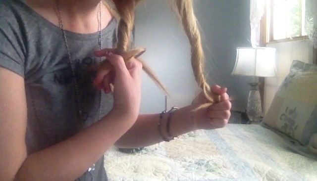 Hold the finished twist from the first section with one hand. Then, repeat with the other side 😁😁😁