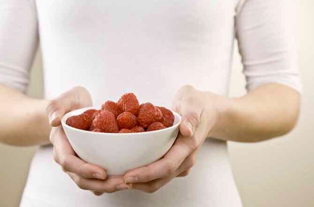 FIBRE-RICH SNACKS
Women don't get enough fiber, which is the key to feeling full, energized, and bloat-free. Aim to get 25 - 30 grams of fiber a day; reach that goal by snacking on fiber-rich foods like avocado, raspberries, chia seeds, and pears. Beans & cruciferous vegetables may cause discomfort.