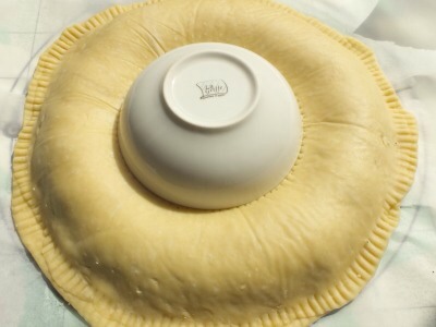 11. Place a small bowl in the middle of the pie and press lightly to make an indentation. Use your fork to press lightly. 

