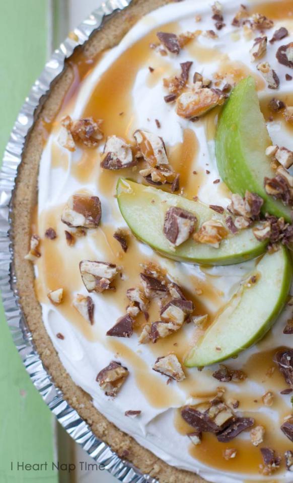3. Drizzle with caramel and a few snickers. Place in refrigerator for at least 4 hours. Take out about 5 minutes before serving and top with fresh apple slices. Enjoy!
**notes: this pie is best on the first day! if you want to keep the apples from browning, you can put a little lemon juice on them.