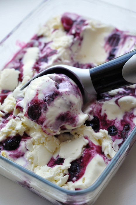 Blueberry vanilla cheesecake ice cream