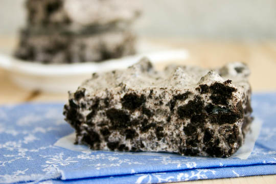 Add the marshmallow mix to the crushed Oreos, and gently combine. Set in the fridge for 10-15 minutes then simply cut and enjoy🙌