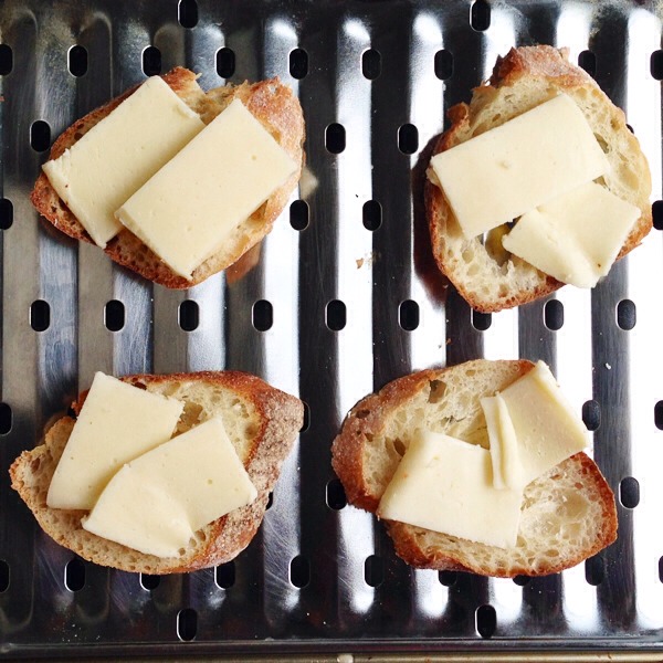 Horseradish Cheddar and Roast Beef Prep

These satisfying bites are a cinch to make! Simply melt a robust horseradish-infused cheddar on toasts, and then top with a slice of roast beef! 