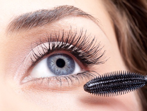 MASCARA 
✔️Mascara is a product that you can use whatever technique you want. 
❌Make it clumpy by brushing the strokes outward instead of up. 