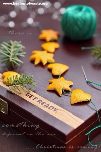 For Xmas festoon, cut a peel using star cutter and heart cutter, if you don’t have a cutter,you can also cut them using knife. Before peel dry, make a festoon from the shaped peel.