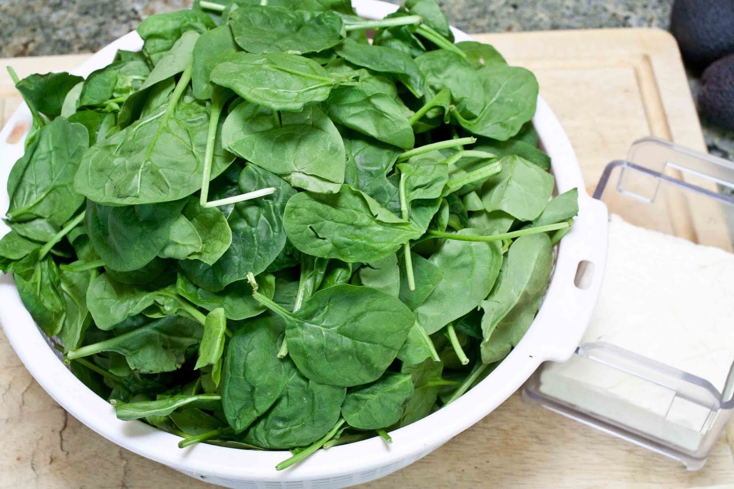 Spinach: Spinach is a healthy and nutrient-rich food you should certainly include in your everyday diet. You may hate spinach, but it is a wonderful source of iron, folate, chlorophyll, Vitamin E, magnesium, Vitamin A, fiber, plant protein, and Vitamin C. It fights all sorts of skin problems!