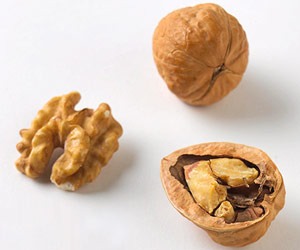 Walnuts
You don't need to eat cupfuls of walnuts to enjoy their many benefits: smoother skin, healthy hair, brighter eyes, and strong bones. Get your daily dose of nutrients like omega-3 fatty acids and vitamin E by eating a handful by themselves or throwing some in your salad, pasta, or dessert.