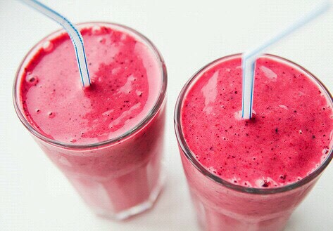 Strawberry Swing :)
-8 frozen strawberries
-1/2 cup of yoghurt ( Greek if you have it)
- 1/2 cup of shredded coconut
extras: 2tbsp of rolled oats, pinch of cinnamon , 2 tbsp of flax meal or protein power.