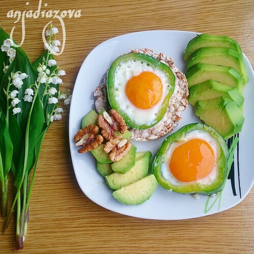 Rice cake 
Avocado 
Egg 
Green pepper with egg fried inside