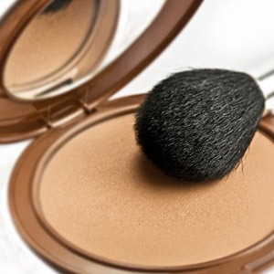 turn ur favorite loose pigments into eyeshadow or blush by mixing them with vaseline, 