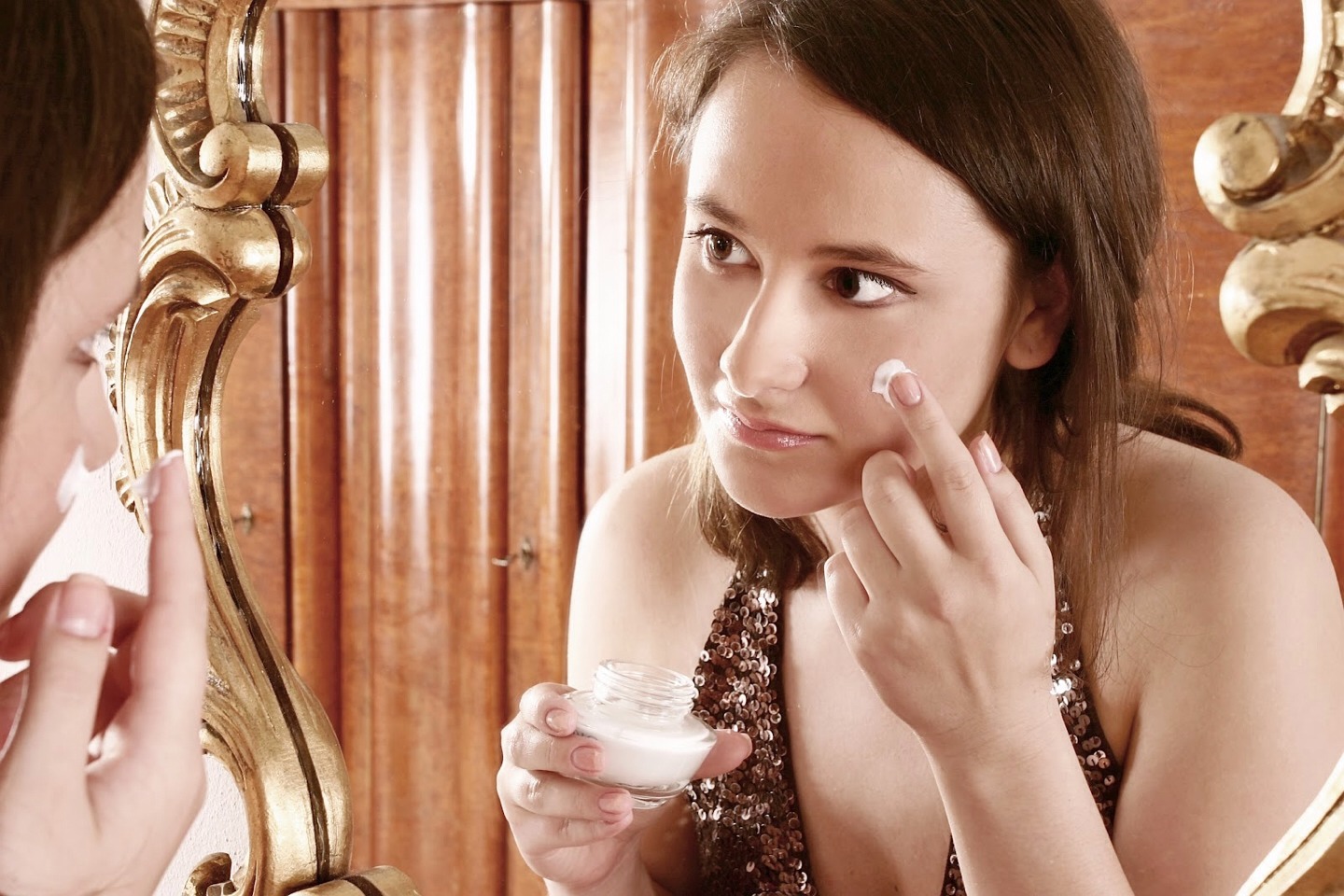 3. Put toothpaste on your pimples to dry them up and reduce redness and size. 