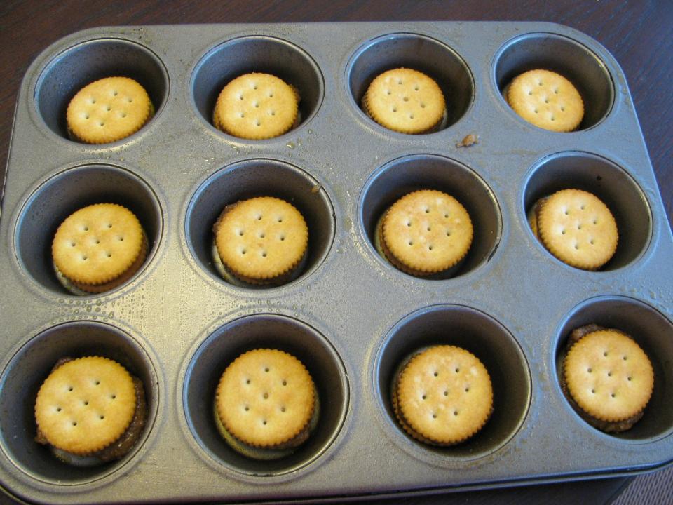  Place another cracker on top and press down a little to spread out the mixture.