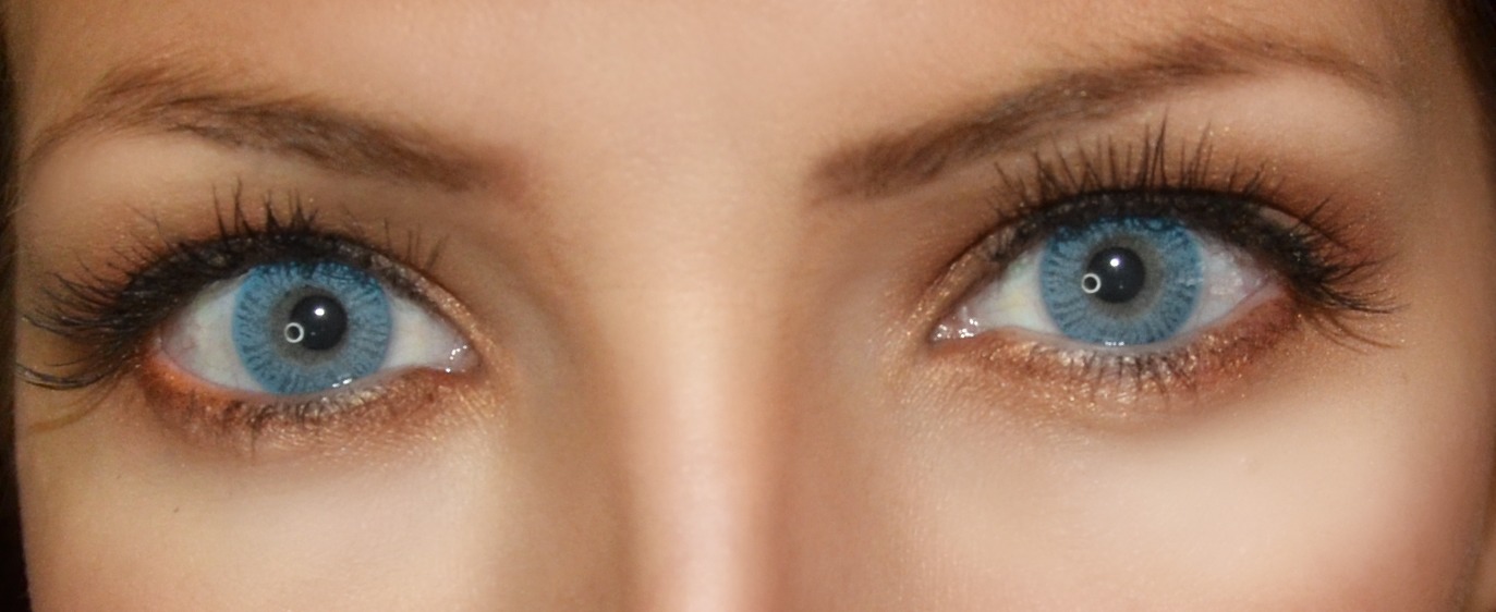 Use lots of black mascara make them eye bold .