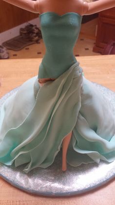 Awesome Tutorials On Doll Cakes. And Step By Step Elsa's Let It Go Cake. 😘