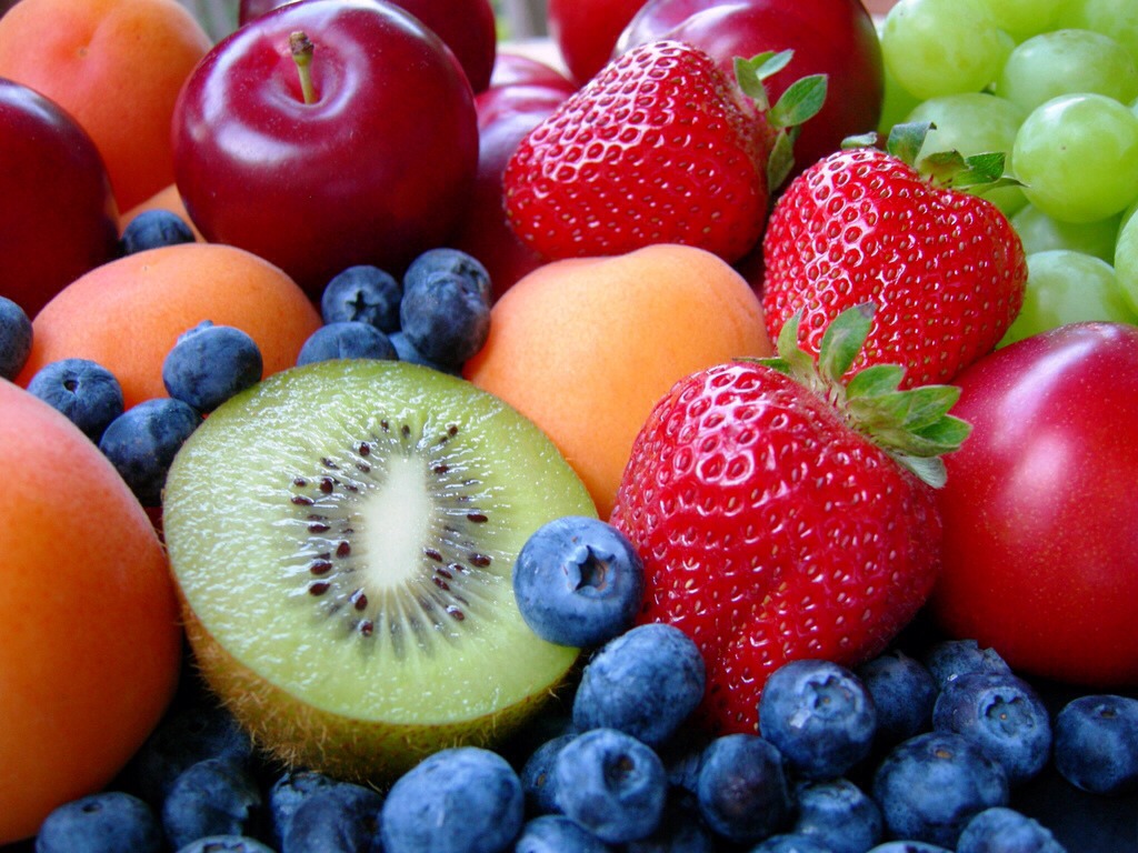 Cut up some fruit into thin slices or pieces. For the summer flavour use kiwis, strawberries and Lemons. Then put them in the glass (for best results fill the glass up 1/3 with fruit). 