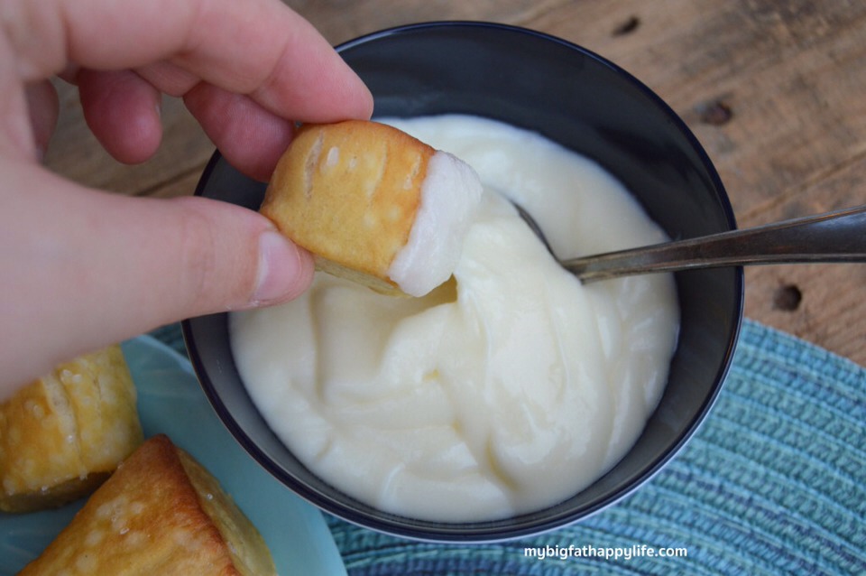 💛Minions Homemade Pretzels With Sweet Cream Cheese Dipping Sauce!💛