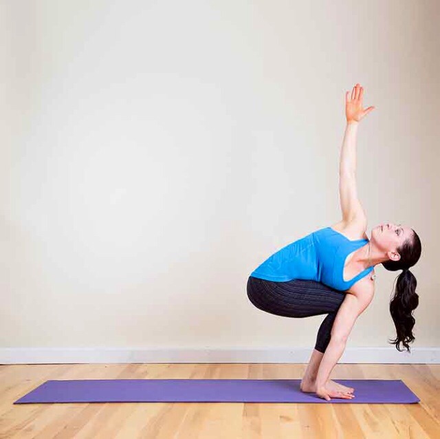 DETOX WITH YOGA
Yoga twists help rid your body of toxins by aiding your digestion. Look for a yoga detox sequence that includes plenty of twists and stretches to help you wake up and feel your best.