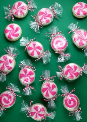 Try cutting them in half or thirds so you can get more out and so you won’t have long ends sticking out around your cookies.

When both ends are secure, then snip off the bottom of the bag if you like so you can open it and fan it out like the other side.

Voila! Perfect for the holidays.