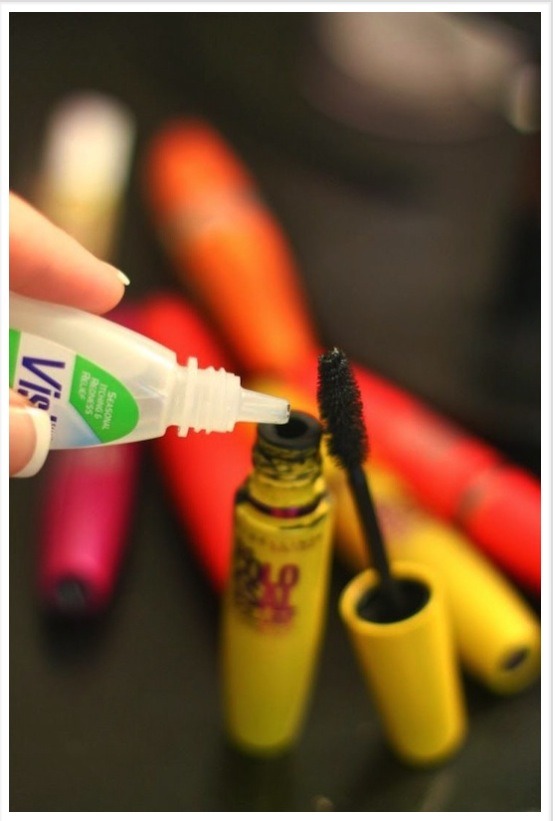 Add 2-4 drops of eye drops to clumpy mascara and it will help de-clump it.