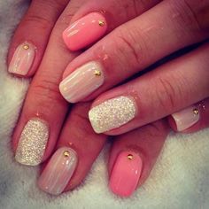 Disguse chipped nails! 😜
If your manicured nails begin to chip, no worry! Then all you need to do is grab a glitter nail polish and apply it on nails a few coats to thicken. This will disguse the broken nails💅