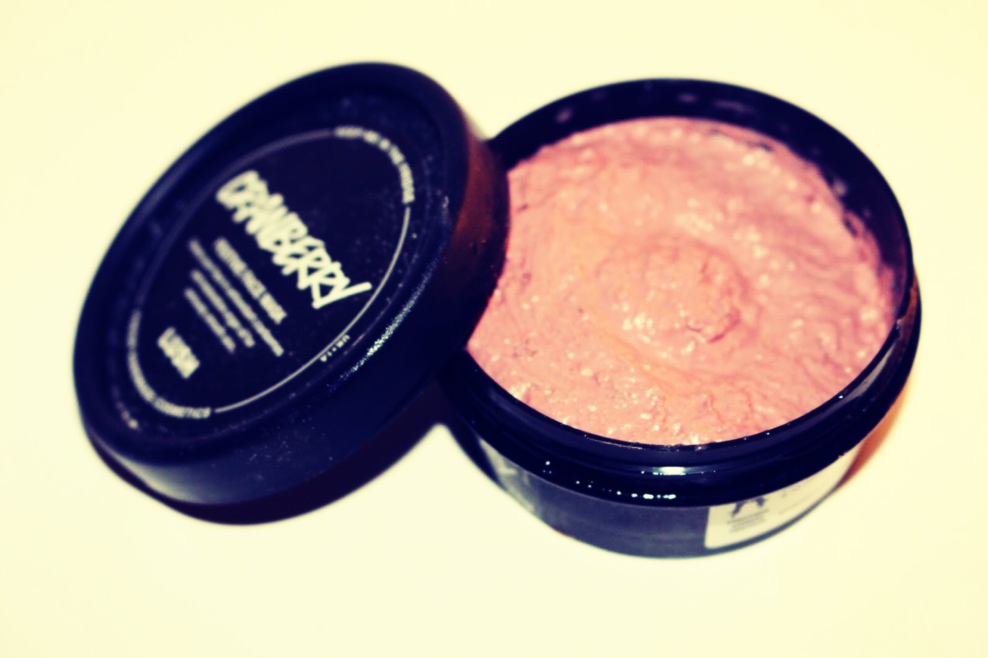 This cranberry scented face mask will rid you of any dry patchy skin and blemishes. This little pot works wonders, say by to red scarring. A matte finish and soft feeling skin will put you on the top of the Christmas tree.