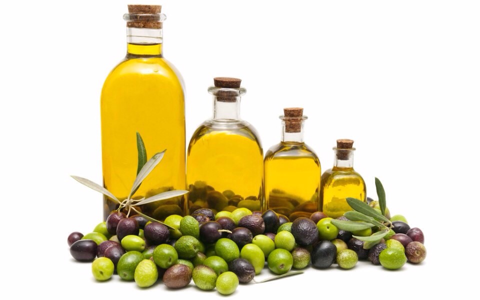 3: Olive Oil For Shiny Luster & Soft Texture.
Olive oil is another natural hair care treatment that is widely used to deep condition our hair, gives a beautiful shiny luster and soft manageable texture. After your normal facial cleansing routine, apply a drop or two of Olive Oil & 5-10m rinse off.