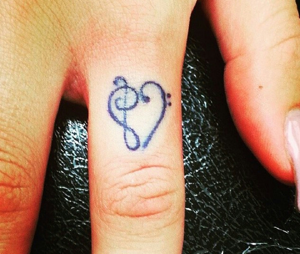   Beautiful Dainty Finger Tattoos For Women!