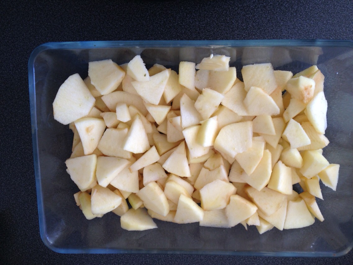 Put your freeshly cut apples in a square or a rectangle Pyrex. 