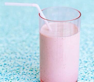 Strawberry Shake
In a cocktail shaker,combine a packet of vanilla or strawberry instant-breakfast powder(look for the no-sugar-added kind,such as Carnation)and 1 cup of low-fat strawberry cow's milk or soy milk.(You can also mix this the night before.)If you have time,use a blender to add 🍓🍌
