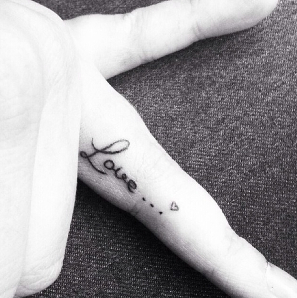   Beautiful Dainty Finger Tattoos For Women!
