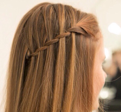 Pull your layers over the top of the band&bobby pins to make a more natural look😊