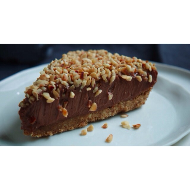 Take the springform out of the fridge and carefully smooth the Nutella mixture over the base. Scatter the remaining chopped hazelnuts on top to cover and place the tin in the fridge for at least four hours or overnight. Serve straight from the fridge for best results. 🙈💕⛄️
