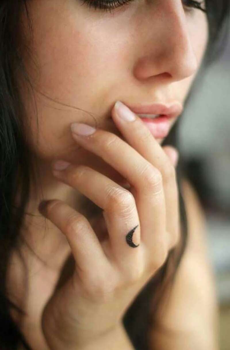   Beautiful Dainty Finger Tattoos For Women!