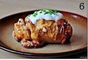 9. After about 45 minutes, remove the baking sheet from the oven. Drizzle cream over the top and top with grated cheese. Any cheese you like.
10. Return the baking sheet to the oven for the last 15 minutes.