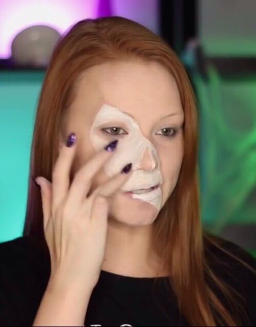 To make the skull more smooth blend out the white with your finger .