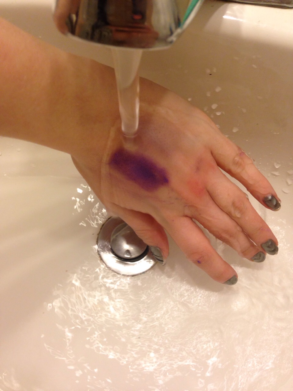 And the colour will last all day, it's even waterproof! 