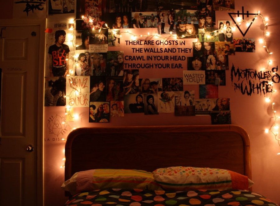 decorate your room to were you feel comfrtable
get your junk food out
push play on the movie you want i suggest netflix ππΈ
and enjoy your movie night