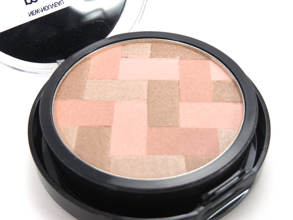 HIGHLIGHT: MAYBELLINE MASTER HI-LIGHT
I dont know y this product doesn't get more credit cuz it's literally my everythingg ugh. I use it for the plain blush, bronze, and color it gives to my cheeks haha