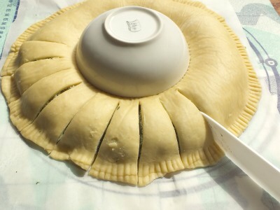 12. Cut the dough into pieces approximately 2 cm thick, keeping it attached at the center. See the photo for reference. 

