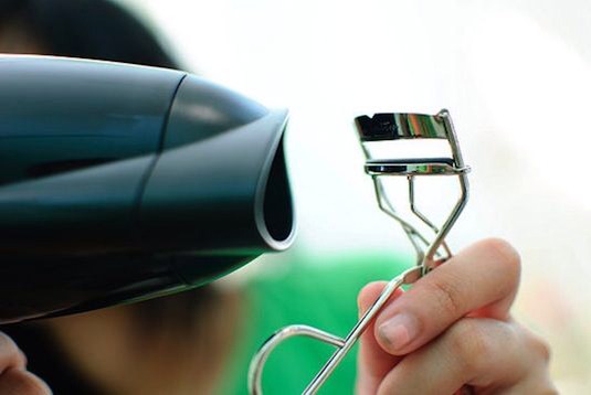 Hold a blow dryer up next to your lash curler for about 3-5 seconds. The heat works the same way as it does with your curling iron, giving you those flirty lashes that will last all day.💞