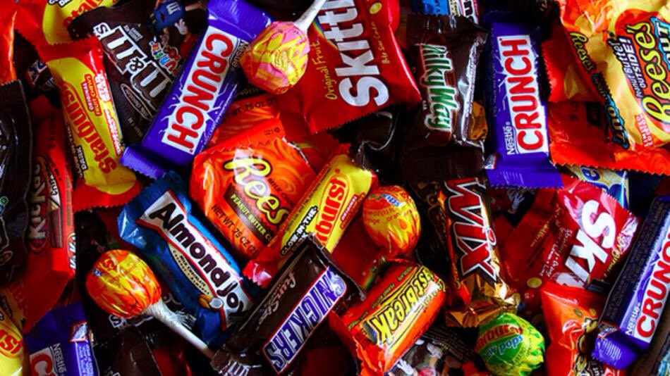 Candy
Believe it or not, but a recent study showed that eating candy or chocolate before sleeping could give you nightmares. Dark chocolate has caffeine and the caffeine makes your heart race. If you can't help it, white chocolate is a better alternative that has less caffeine.