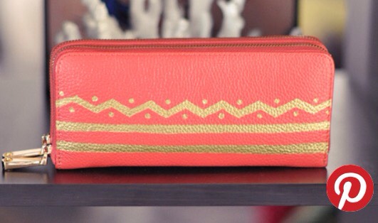 Makeup Bag

Need a new makeup bag but can't find the perfect one, design your own; it probably turns out cheaper too - double result 💕