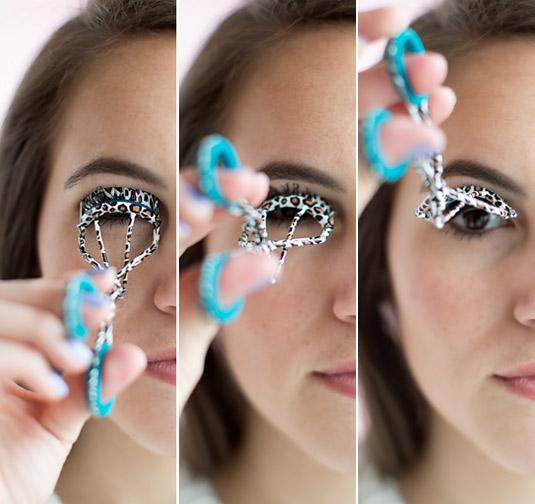 18. Rotate the angle of the eyelash curler for an even more intense curl.