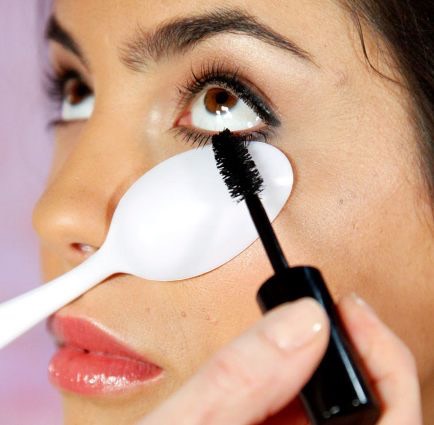 1. Repurposed Plastic Spoon
Use a plastic spoon to easily apply mascara on your bottom lashes without getting any on the skin under your eyes. It also helps you to accomplish a much thicker coat.