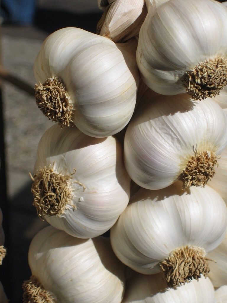 Garlic clears acne.
It might not be a main ingredient in your drugstore acne medication, but garlic makes a great natural remedy to banish unsightly blemishes. Its antioxidants kill bacteria, so rub a sliced clove of garlic on the pimple for an effective topical treatment.