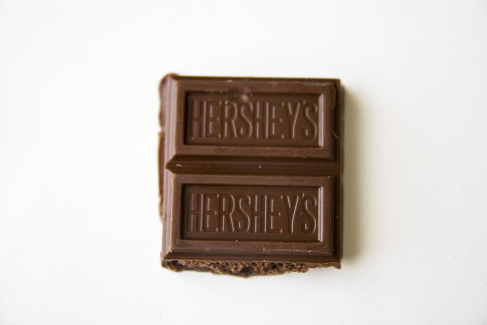 Eat chocolate. Nibble on a small piece of the dark stuff for more energy.
Chew peppermint or cinnamon gum for a boost.