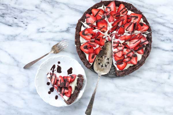 Chocolate Strawberry Pizza 🍫