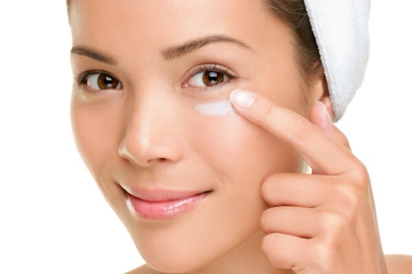 9.) Eye cream: Coconut oil is great for hydrating the gentle skin around your eyes – it’ll leave your eye area baby soft and decrease signs of wrinkles.