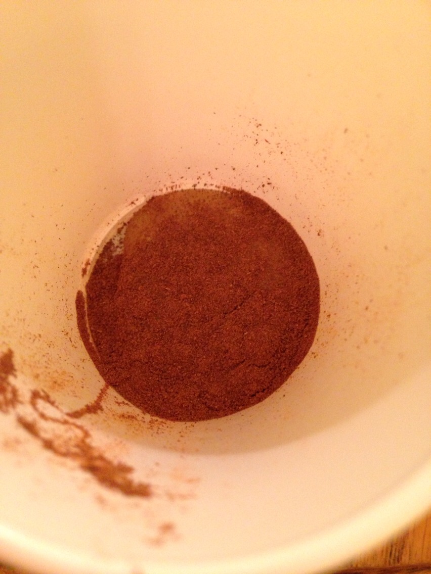 Then sprinkle some cinnamon on top of the honey. I added a bit too much. You want the consistence to be thick and wet