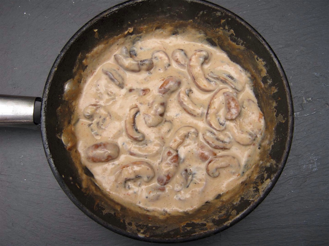 How To Make Mushroom Sauce.All U Need Is Milk,cheese,cream And Mushrooms.